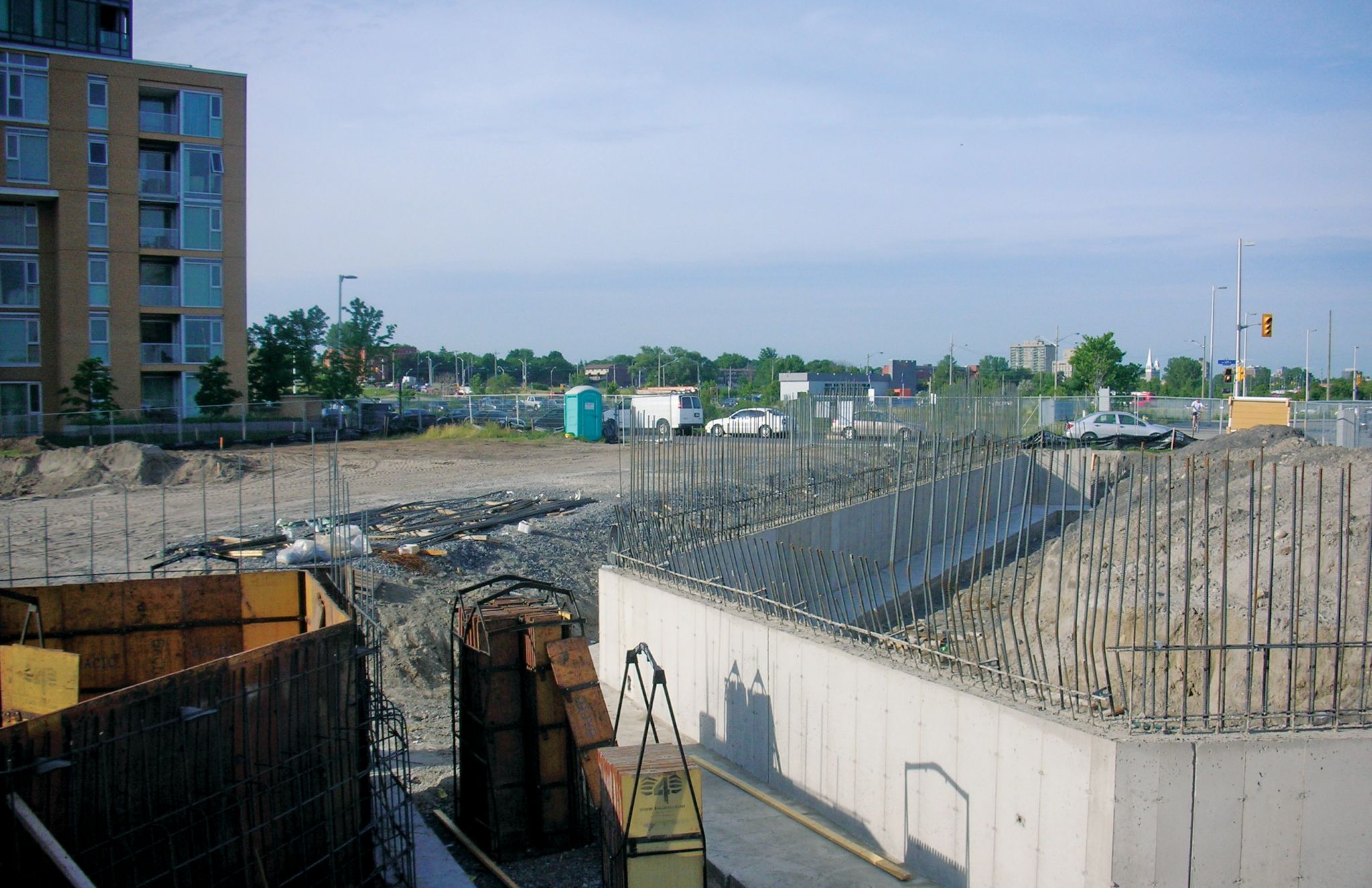 The concrete for the Memorial Wall is in progress during construction. Images © PLANT Architect Inc.