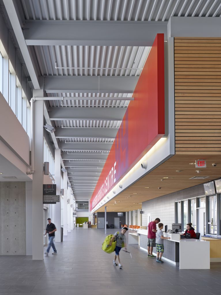 The main entrance of Wayne Gretzky Sports Centre (WGSC)—located in Brantford, Ont.—features re-purposed glued-laminated timber (glulam) purlin benches. 