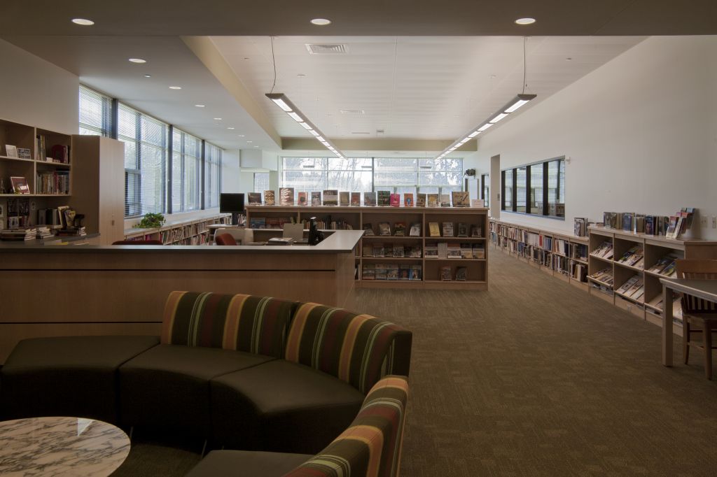 Metal ceiling panels contribute to creating quiet, comfortable learning environments and low maintenance. These hooked-in planks were specifi ed with acoustical performance enhancements and painted white for a light-softening effect. They are easily removed for accessibility to mechanical and electrical services in the plenum.