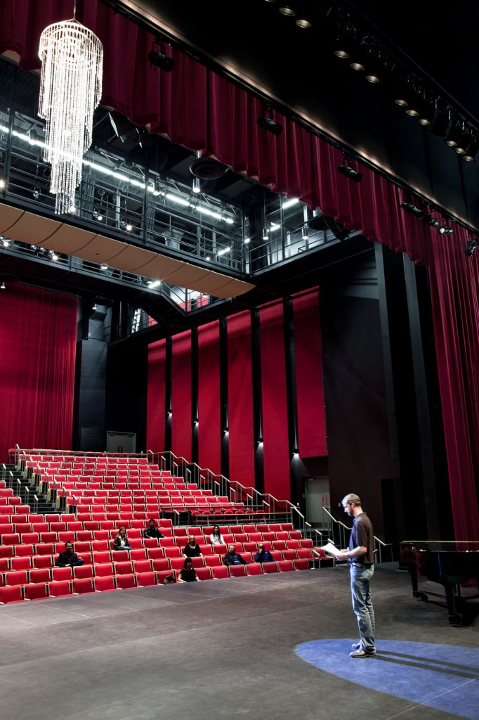 The main theatre’s acoustic properties include high-level curved acoustic panels and operable absorptive banners and drapes.