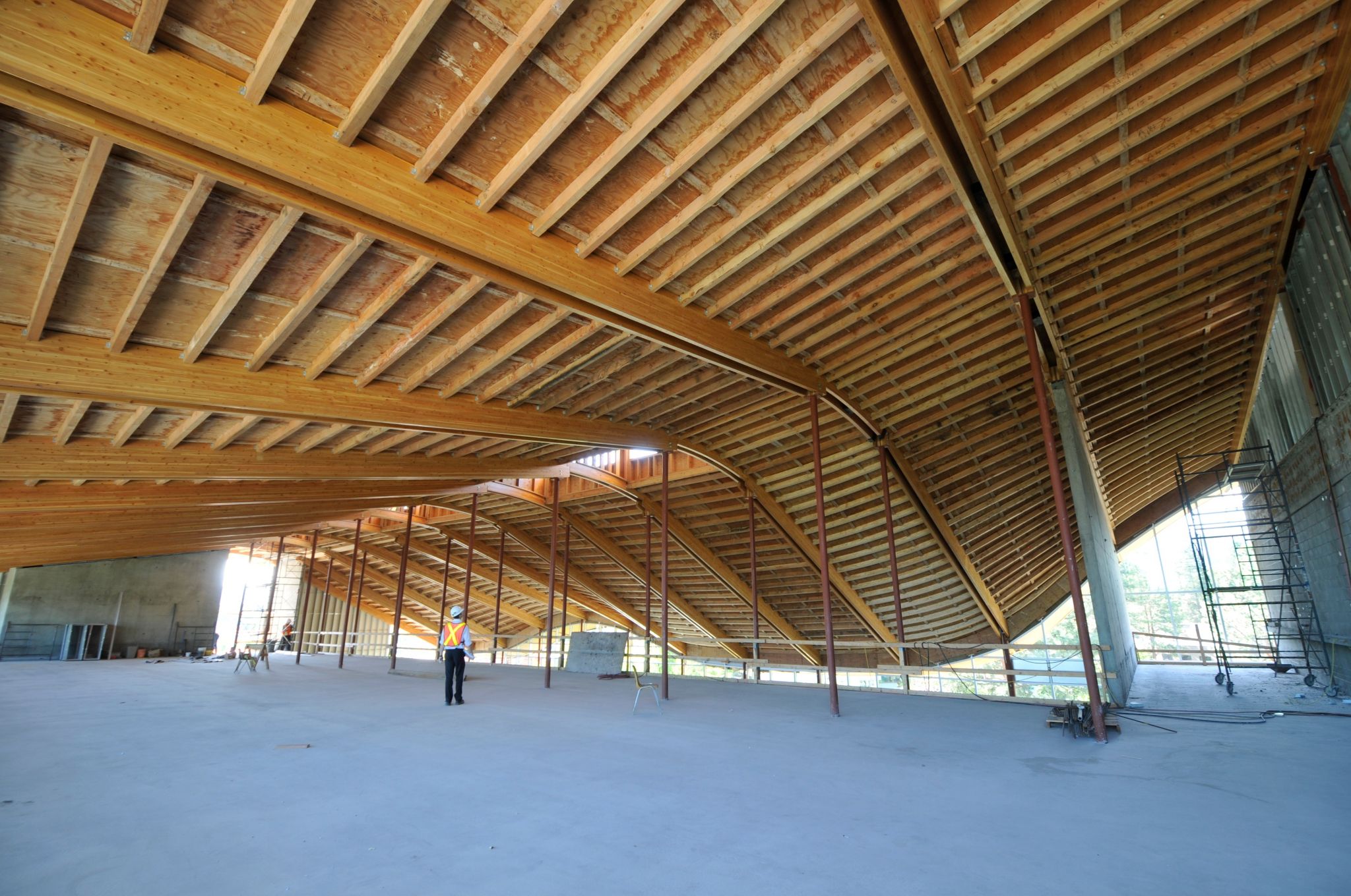 A view under the prefabricated roof panels on the fourth-fl oor mezzanine of TRU. The space will house meeting rooms and offi ces.