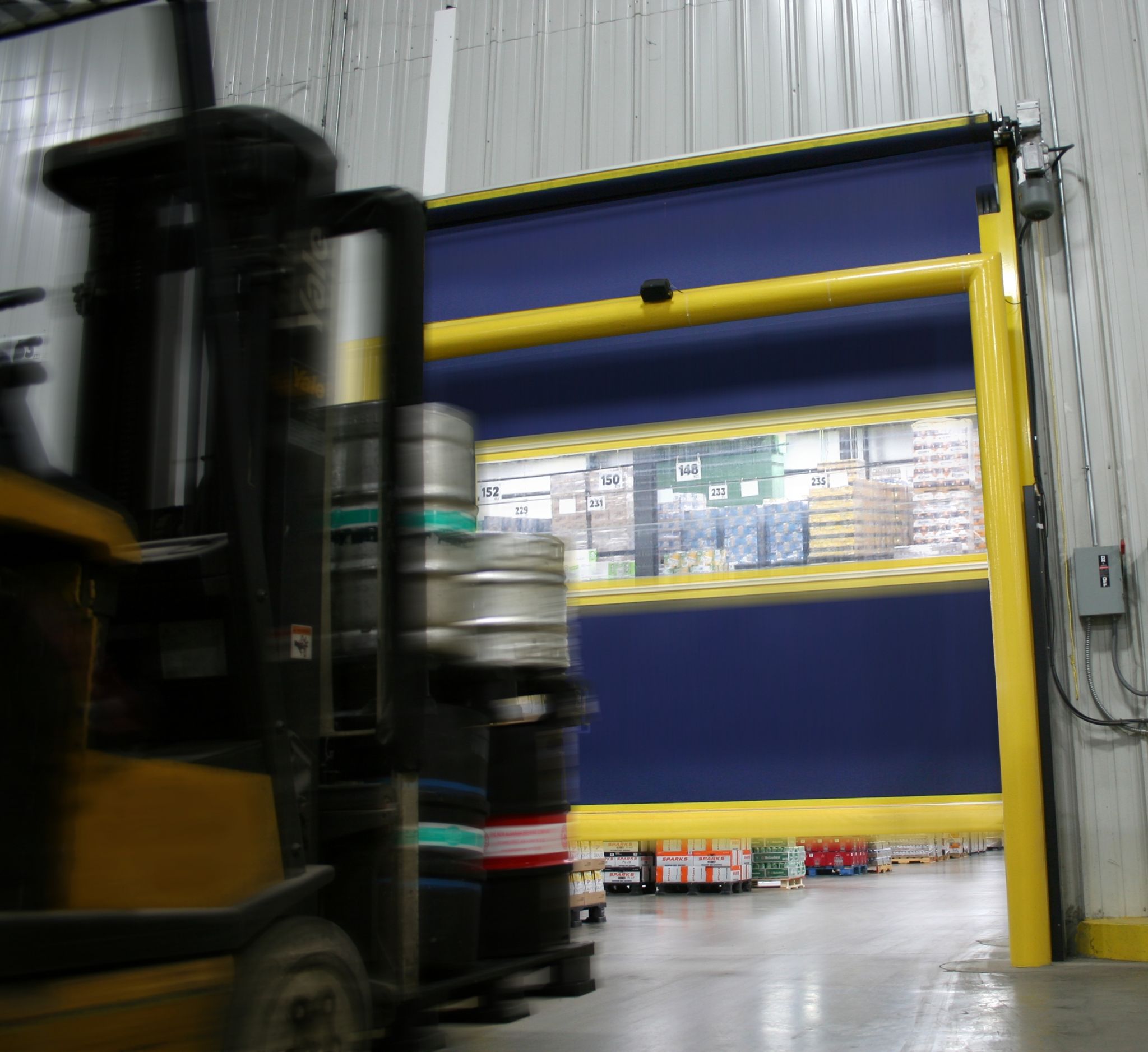 High-speed, highperformance doors can be found in the facility’s interior, separating two rooms with varying temperatures. The open and closing speeds greatly reduce the chance of temperature changes.