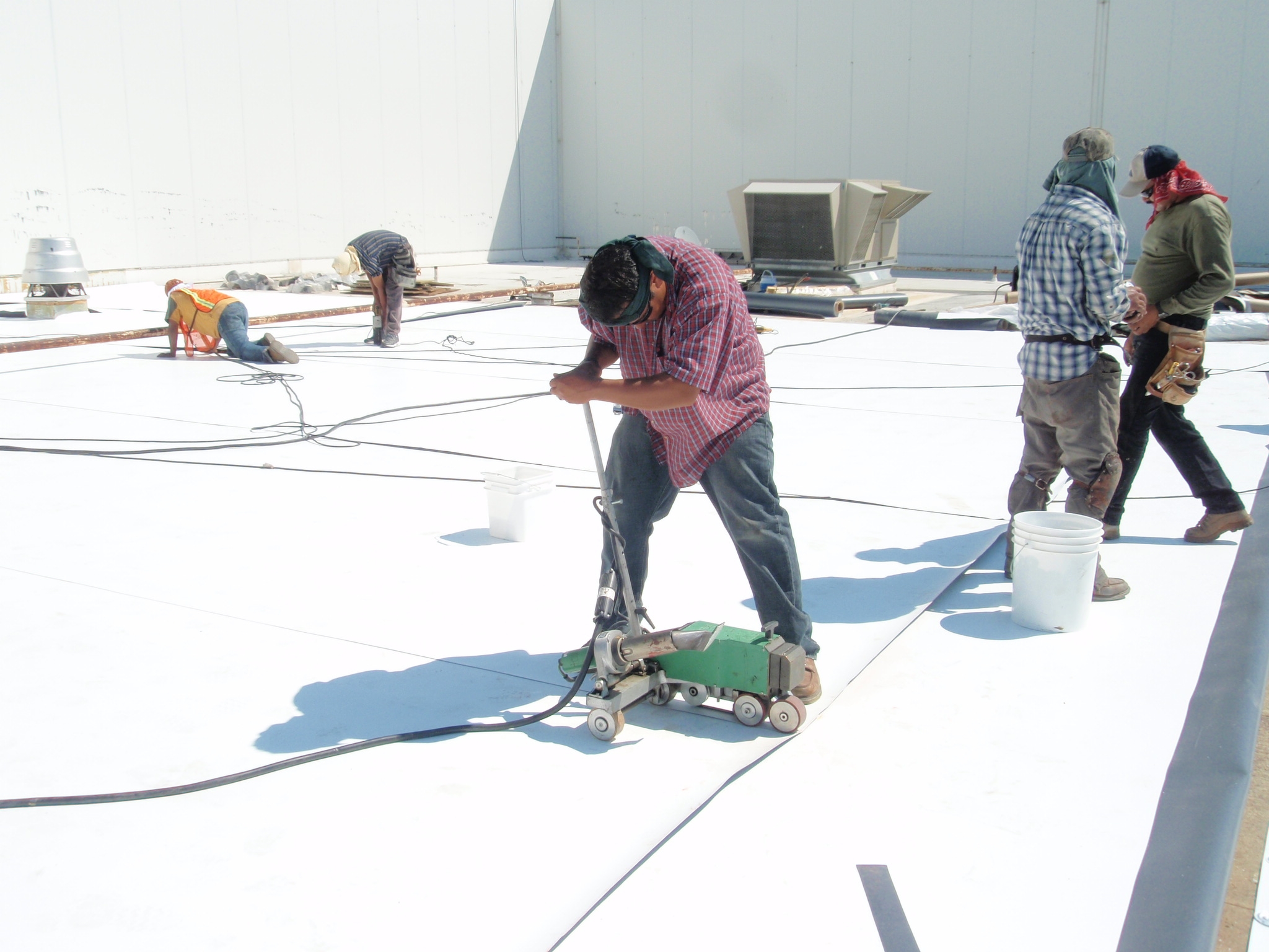 Associations like Single-ply Roofi ng Industry (SPRI) are helping with research and standards-writing efforts geared to enhance current roof design knowledge and best practices. Photo courtesy Johns Manville