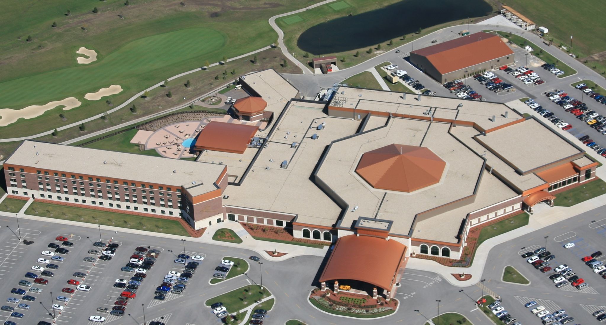 A light-coloured single-ply ethylene propylene diene monomer (EPDM) roof increases the energy effi ciency of this facility. Photo courtesy Carlisle SynTec