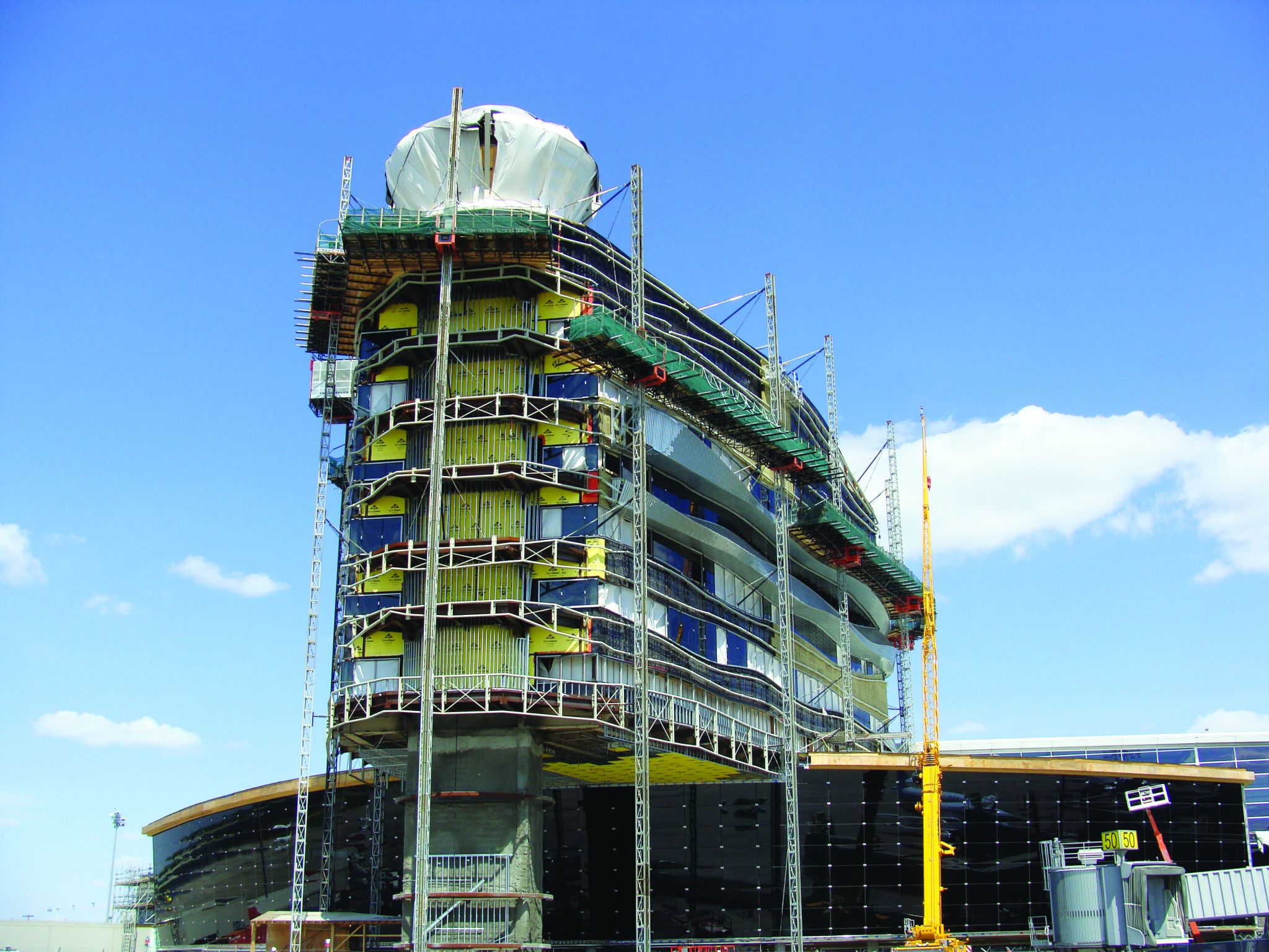 Construction was done ‘air-side’ at the airport, which meant challenges for the building envelope contractor. Not only was there complicated asymmetrical ribbon construction, but work had to be done close to active gates.