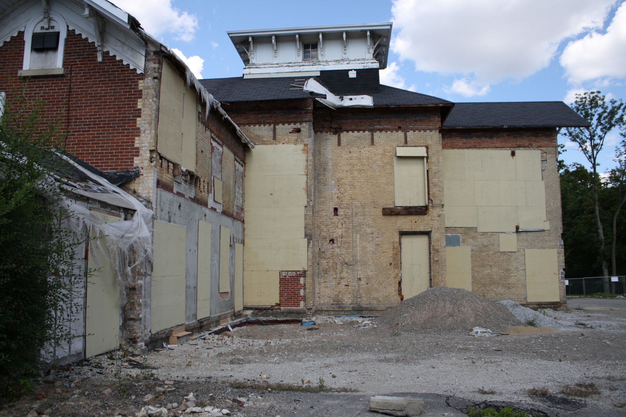 Co-ordination and strategic project management of new build and heritage restoration, the bracketed area must be completed (at least to primer) before the excavation even begins for the new building. The new additions can be seen in the accompanying photos.