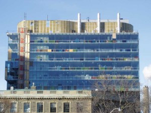 Decorative colours that have been digitally printed onto polyvinyl butyral (PVB) interlayers create a vibrant curtain wall at Toronto’s Centre for Cellular and Biomolecular Research (CCBR). Photo © P. Castleton. Photo courtesy DuPont Glass