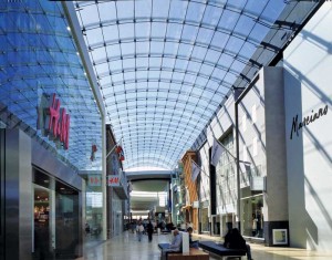 A renovated minimally supported, barrel-vaulted laminated glass skylight at Toronto’s Yorkdale Shopping Centre capitalizes on natural light to brighten the mall’s interior. Photo courtesy W&W Glass