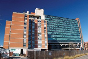 The east portion of the University of Manitoba’s (U of M’s) Pembina Hall does not rest on the existing building over which it towers. Photo © Ray MacDuff