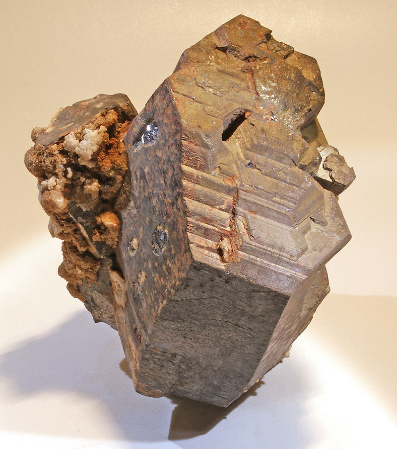 Pyrrhotite is a mineral species that can produce cracks in concrete. Photo courtesy of Wikipedia.