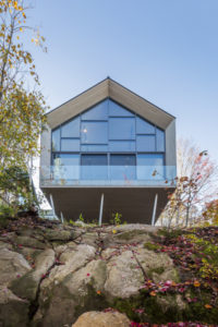 Designed by MU Architecture, Workshop on a Cliff is a 464.5-m2 (5000-sf) wood structure resting on a set of inclined columns in Québec. Photos © Ulysse Lemerise Bouchard