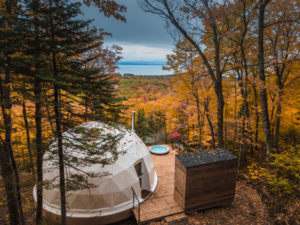 Set on a wooden patio, the Dômes Charlevoix is an eco-luxurious accommodation in Petite-Rivière-Saint-François, Qué. Photo © Maxime Valsan