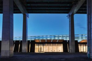 The channel glass at Fort York’s Visitor Centre features a light-diffusing surface texture. At night, when the façade is illuminated, the texture of the glass produces a gentle glow.