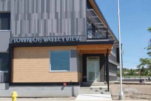 The main entrance of Alberta’s Valleyview Town Hall framed by a human-scaled canopy with a raised roofline, superimposed by a glass fibre-reinforced (GFRC) wall on the second storey.