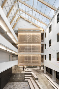 The expansion and redevelopment of the headquarters of the Confédération des syndicats nationaux in Montréal has improved the quality of life of building occupants. Photo © Stéphane Brügger