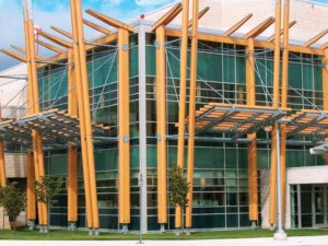 Ontario’s Thunder Bay Regional Health Sciences Centre’s 63,731 m2 (686,000 sf) building showcases a three-storey atrium composed of aluminum-framed curtain wall. It was one of the first hospitals in Canada to intentionally bring daylight into the traditionally dark nursing stations. The architects oriented Thunder Bay Regional Health Sciences Center’s gently curving building to follow the sun’s radial path.