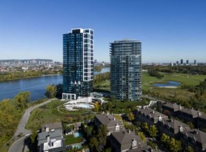 The new tower stands beside the older one. The material choices facing the river establish a connection with the existing tower, while on the city side, it mirrors the urban architectural shapes through a juxtaposition of cubes. Another duality is reflected in the built (the towers) and the recreational areas and their relationships with the landscape.