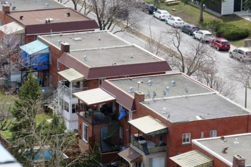 Townhouses with roof ventilation systems